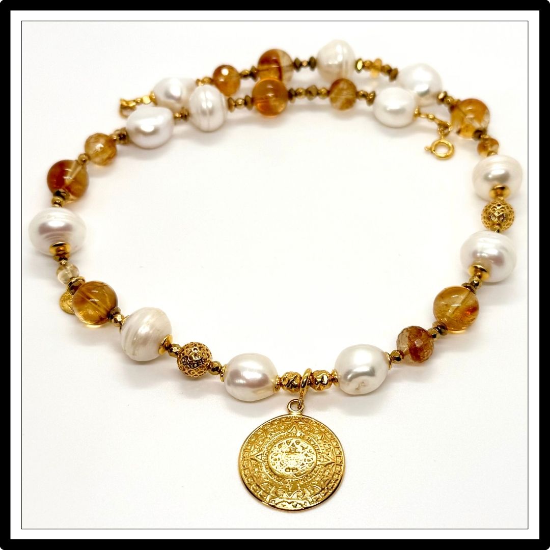 Naszyjnik z pereł z monetą i cytrynem. Widok z góry.