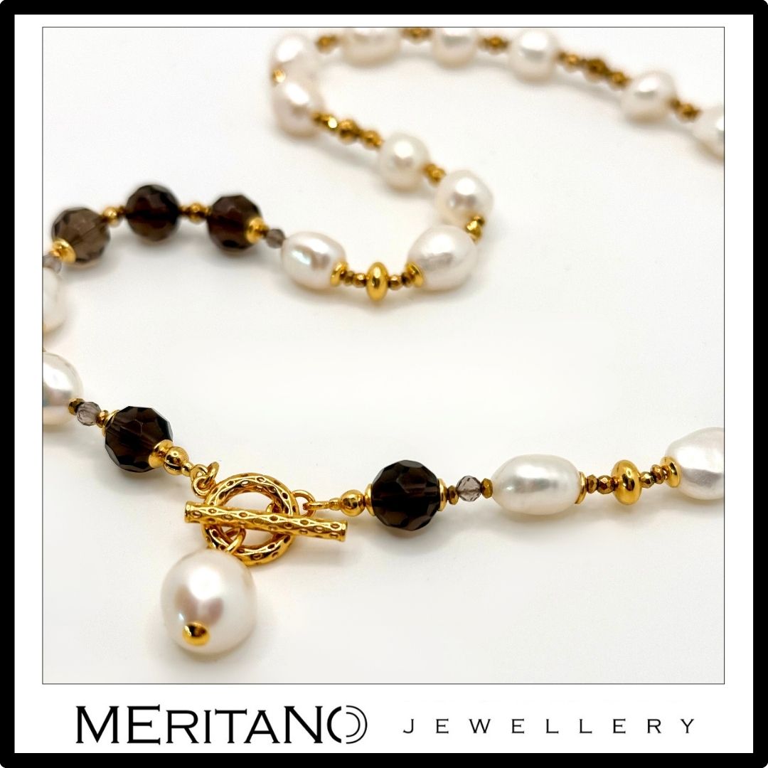naszyjnik z pereł naturalnych i kwarcu dymnego - zbliżenie na zawieszkę