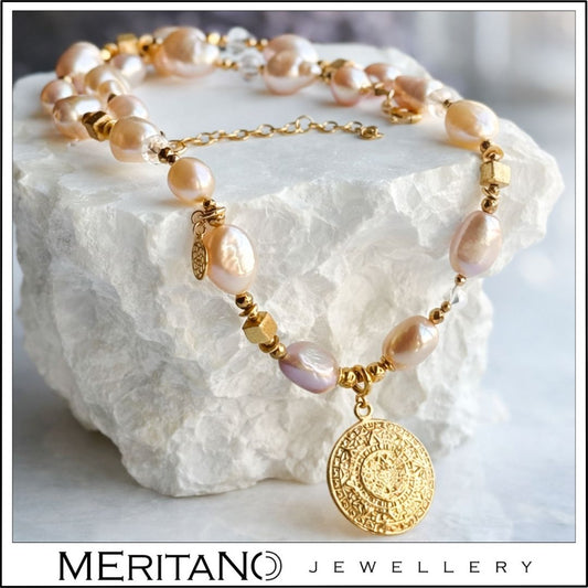 Naszyjnik z pereł naturalnych - barokowych ze złotą zawieszką - widok na białym kamieniu Naszyjnik z pereł naturalnych - barokowych ze złotą zawieszką - widok na białym kamieniu