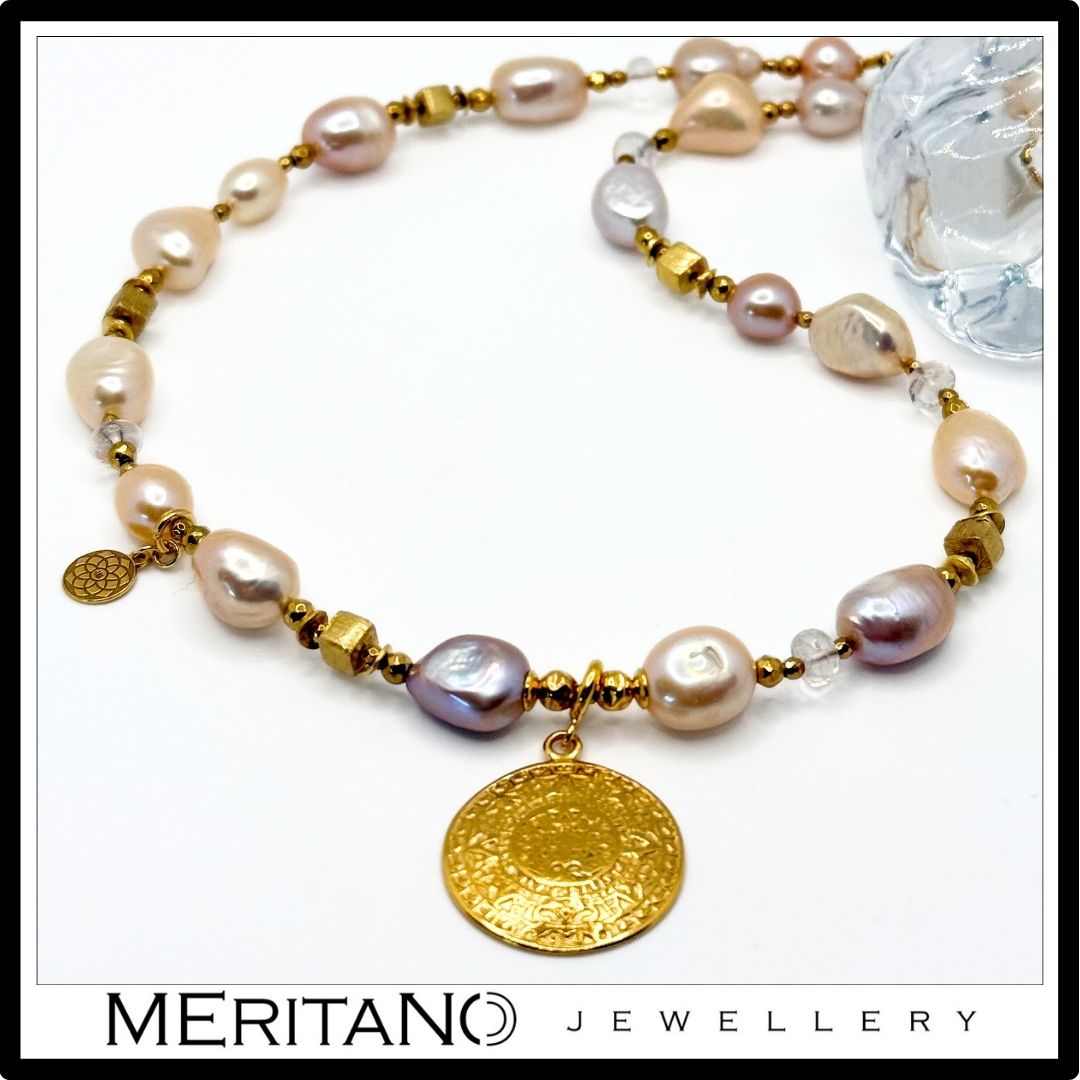 Naszyjnik z pereł naturalnych ze złotą monetą Azteków - widok z góry