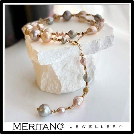 Naszyjnik krawatka z różowych i srebrnych pereł naturalnych leżący na białym kamieniu Naszyjnik krawatka z różowych i srebrnych pereł naturalnych leżący na białym kamieniu