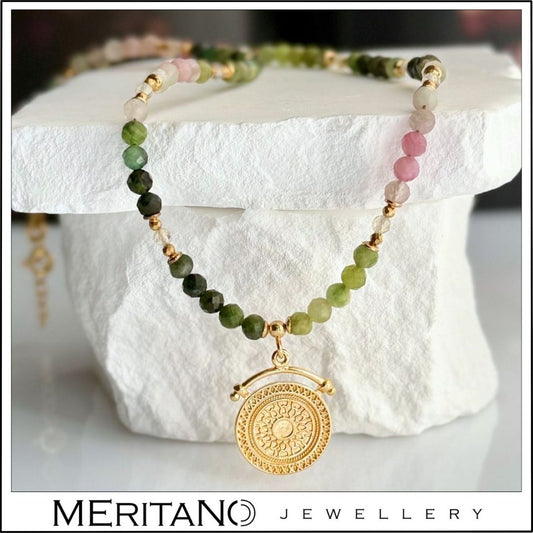 Naszyjnik z kolorowym turmalinem - zbliżenie na zawieszkę Naszyjnik z kolorowym turmalinem - zbliżenie na zawieszkę