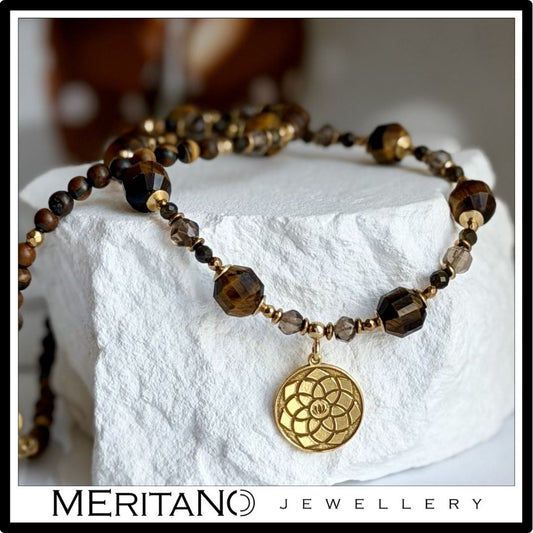 Naszyjnik z tygrysim okiem, obsydianem i kwarcem dymnym, złota zawieszka - widok na białym gipsie Naszyjnik z tygrysim okiem, obsydianem i kwarcem dymnym, złota zawieszka - widok na białym gipsie