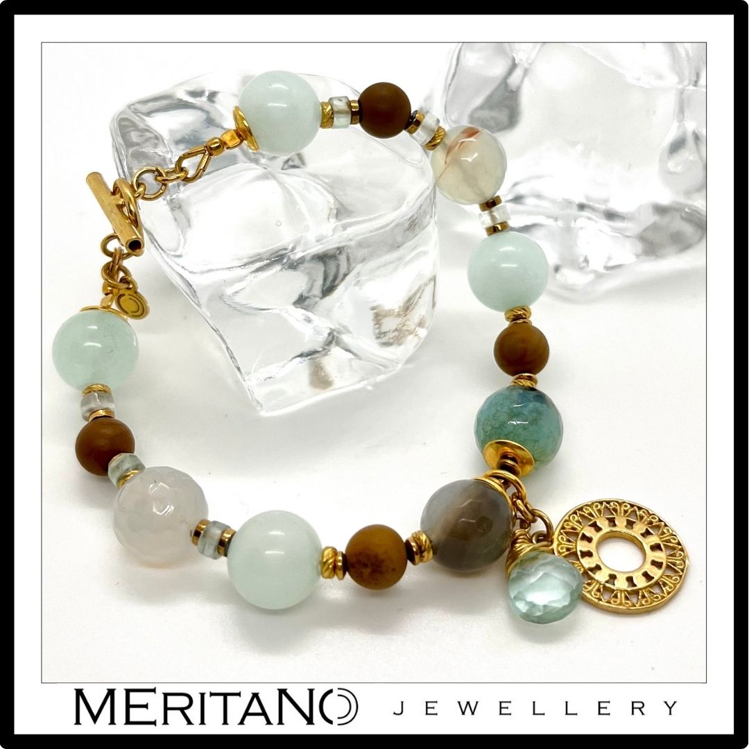 bransoletka z kwarcem i agatem z zawieszką przy szklanych kostkach