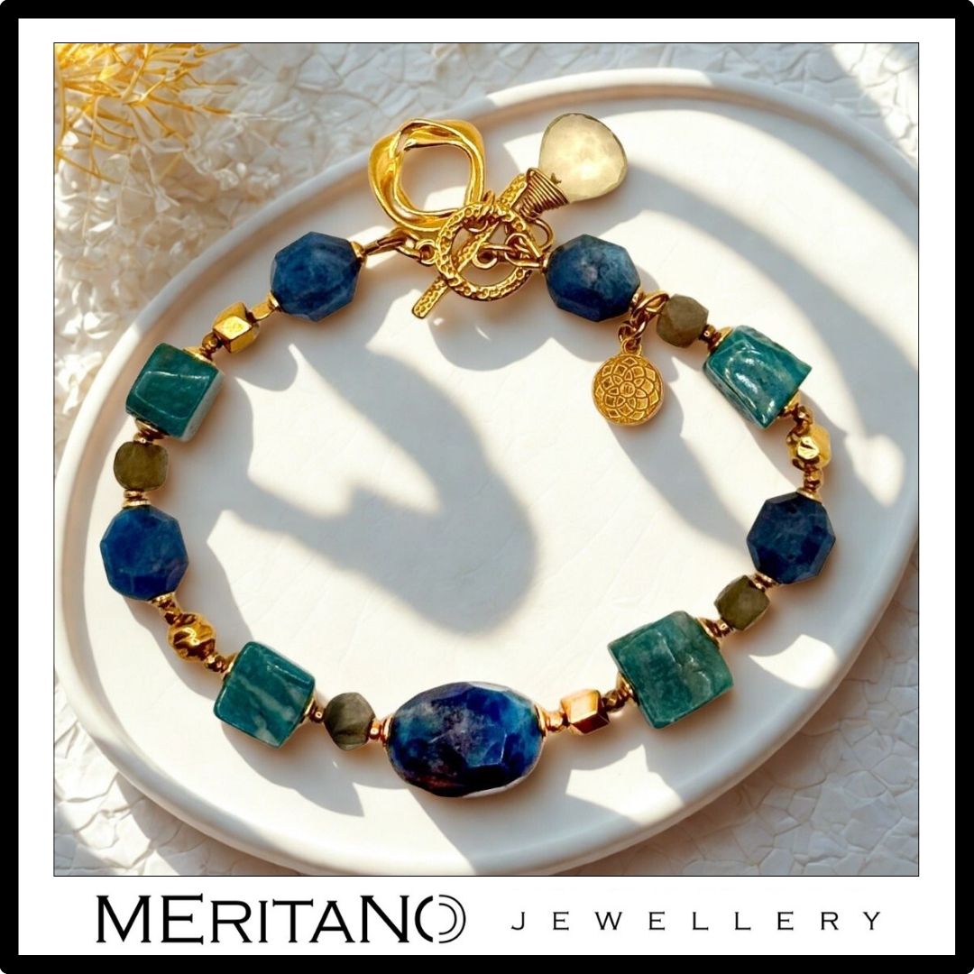 Bransoletka z niebieskich kamieni apatytu i amazonitu na tacy