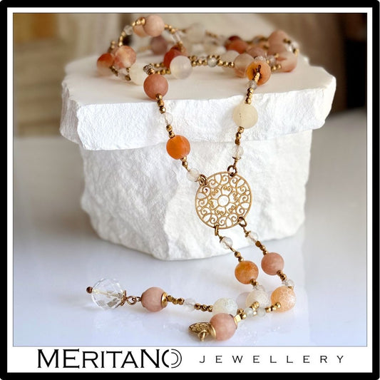 Naszyjnik z różowym agatem i labradorytem, długi - widok na kamieniu Naszyjnik z różowym agatem i labradorytem, długi - widok na kamieniu