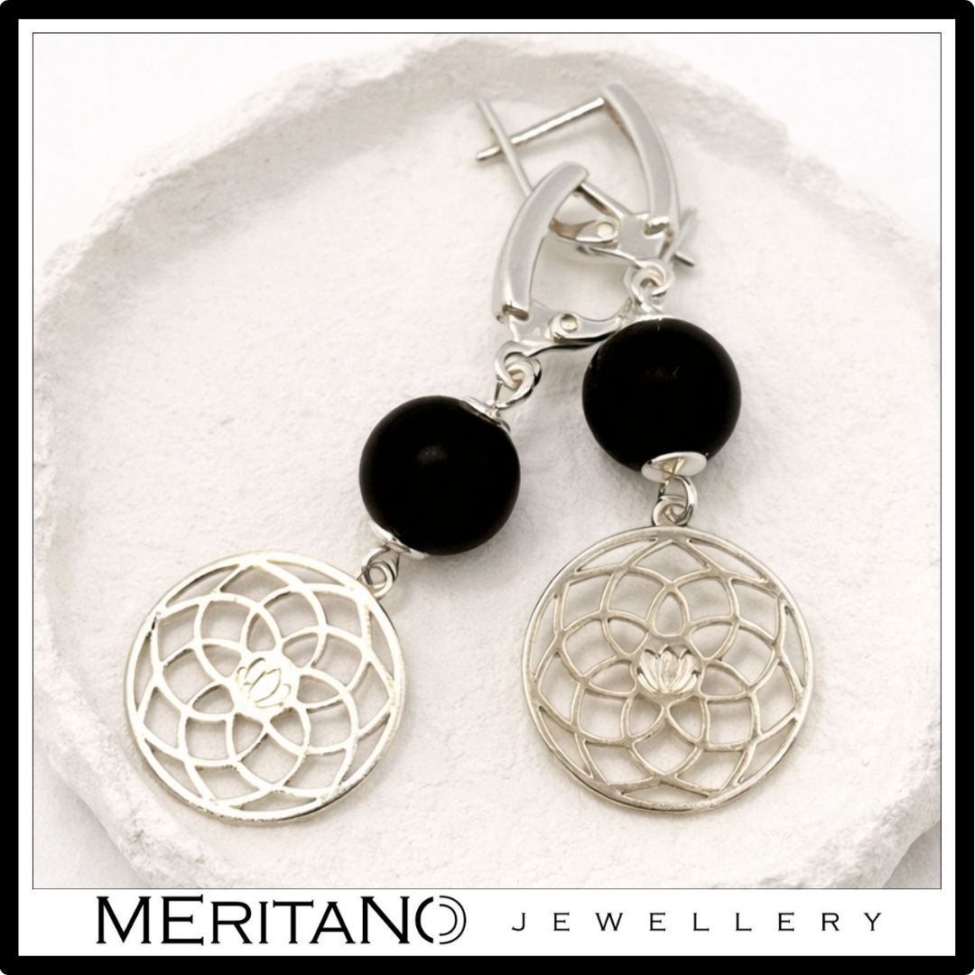 Kolczyki srebrne z turmalinem, zapięcie angielskie, wiszące - widok na białej tacy