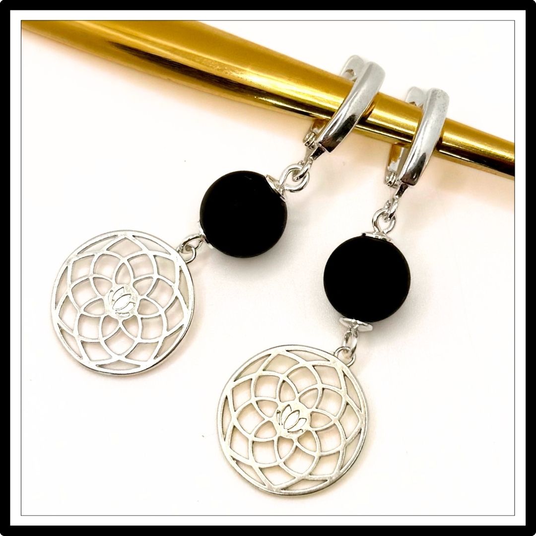 Srebrne kolczyki z czarnym turmalinem, widok z góry.