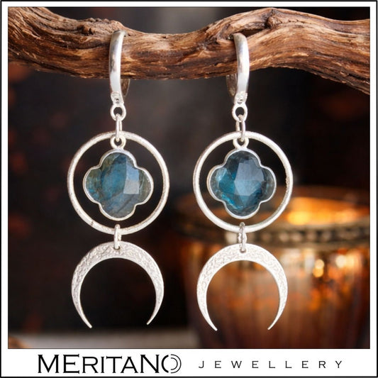 Wiszące, srebrne kolczyki z labradorytem, motyw księżyca i koniczyny na ciemnym tle Wiszące, srebrne kolczyki z labradorytem, motyw księżyca i koniczyny na ciemnym tle