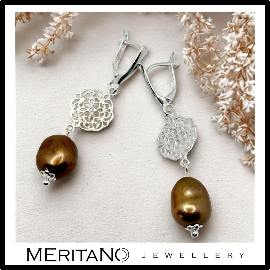 Srebrne, wiszące kolczyki z perłą naturalną na jasnym tle