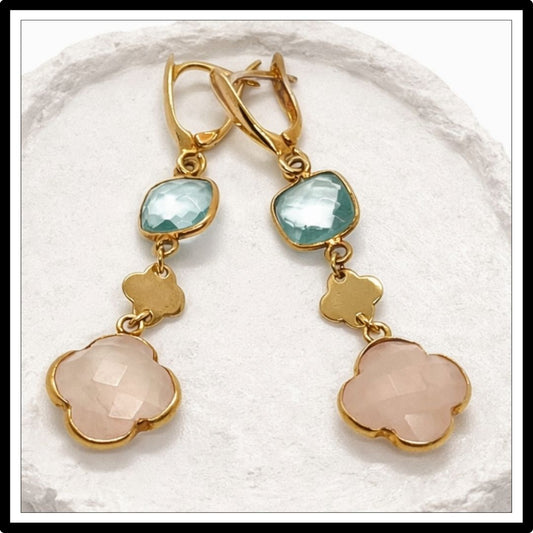 Wiszące kolczyki z kwarcem różowym - widok na gipsowej tacy Wiszące kolczyki z kwarcem różowym - widok na gipsowej tacy