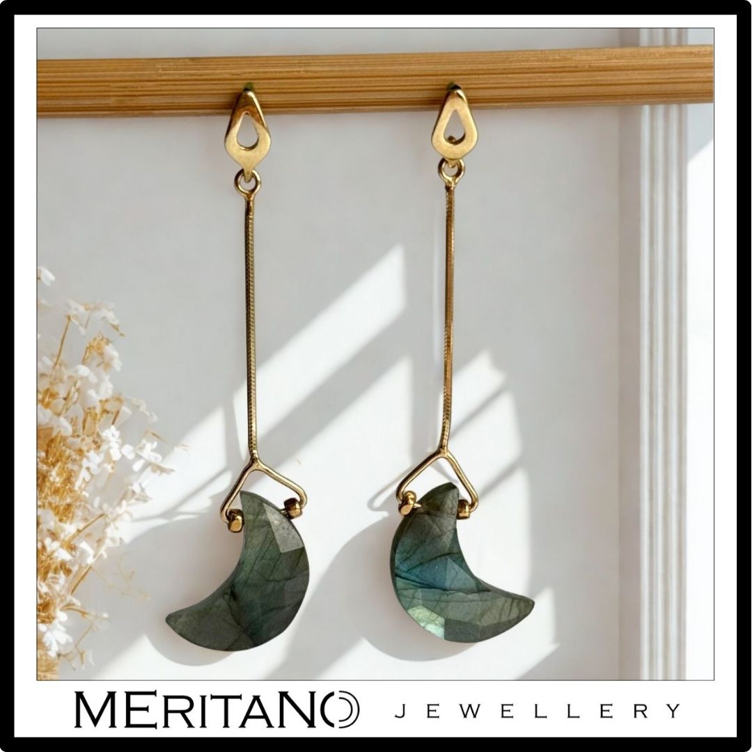 Kolczyki z labradorytem w kształcie księżyca - widok z przodu