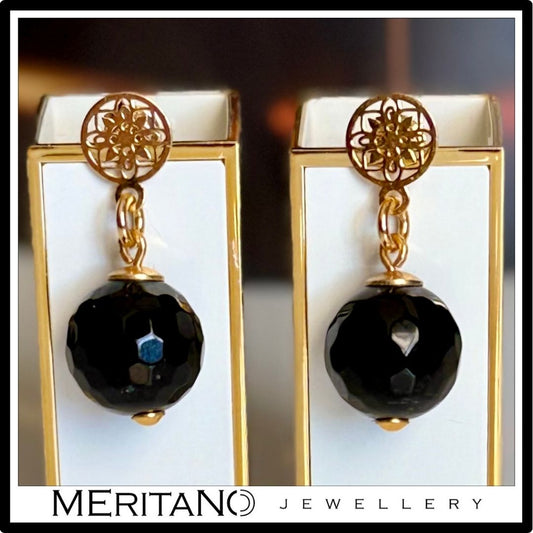 Kolczyki z onyksem, krótkie - widok obok drewna Kolczyki z onyksem, krótkie - widok obok drewna