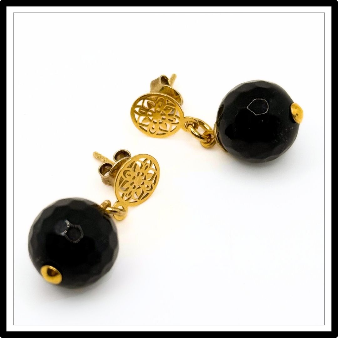Kolczyki wiszące z onyksem i złotym wykończeniem - zbliżenie na detale