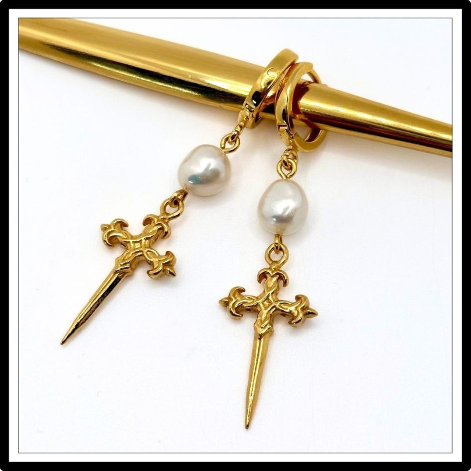 Wiszące kolczyki z perłami naturalnymi - widok z góry