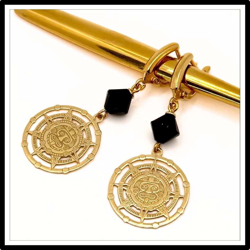 Wiszące kolczyki z czarnym turmalinem i symbolem Majów. Widok z góry.