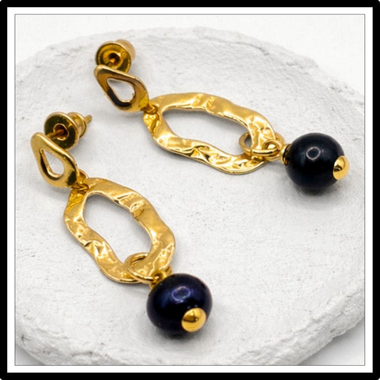 Wiszące kolczyki z perłami - widok na tacy Wiszące kolczyki z perłami - widok na tacy