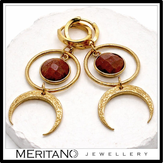 Wiszące kolczyki z księżycem i piaskiem pustyni - widok na gipsowej tacy Wiszące kolczyki z księżycem i piaskiem pustyni - widok na gipsowej tacy