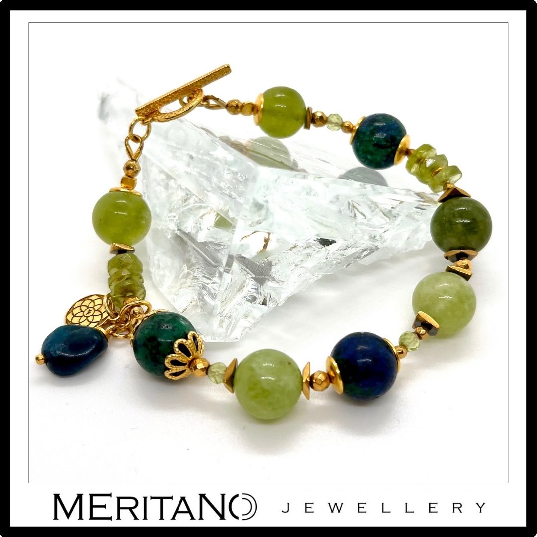 złota bransoletka z jadeitem i chryzokolą z zawieszką