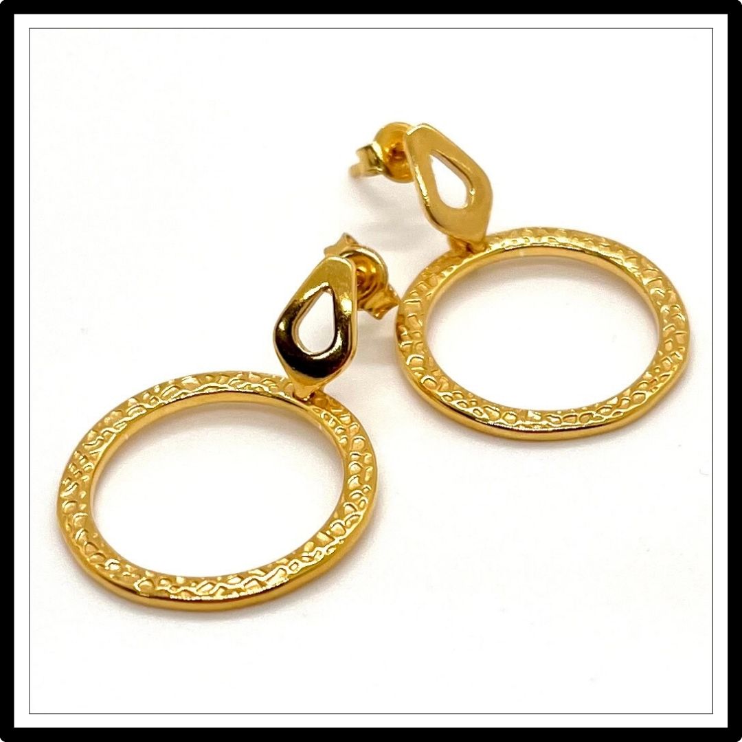 złote kolczyki koła na sztyfcie