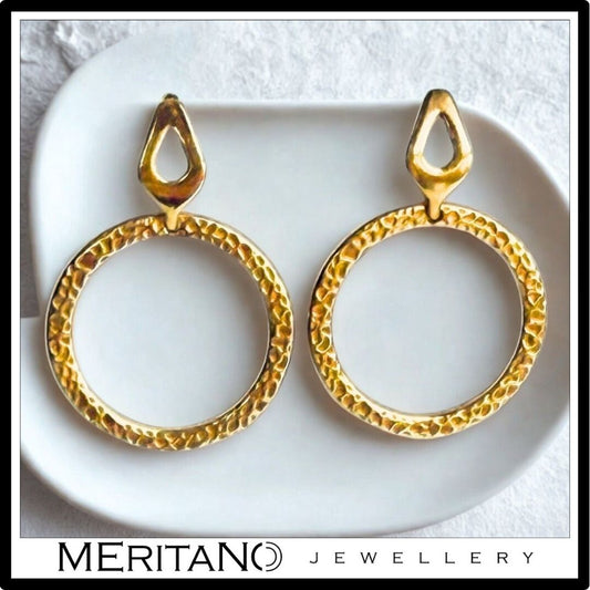 Złote kolczyki koła na sztyfcie. widok z przodu. Złote kolczyki koła na sztyfcie. widok z przodu.