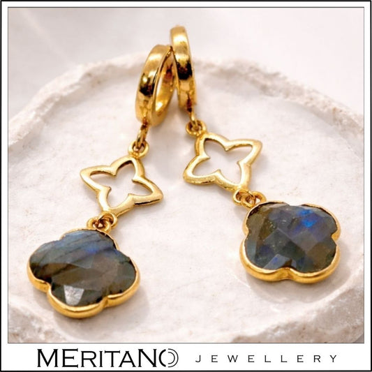 Złote kolczyki z labradorytem, wiszące - widok na gipsowej tacy Złote kolczyki z labradorytem, wiszące - widok na gipsowej tacy