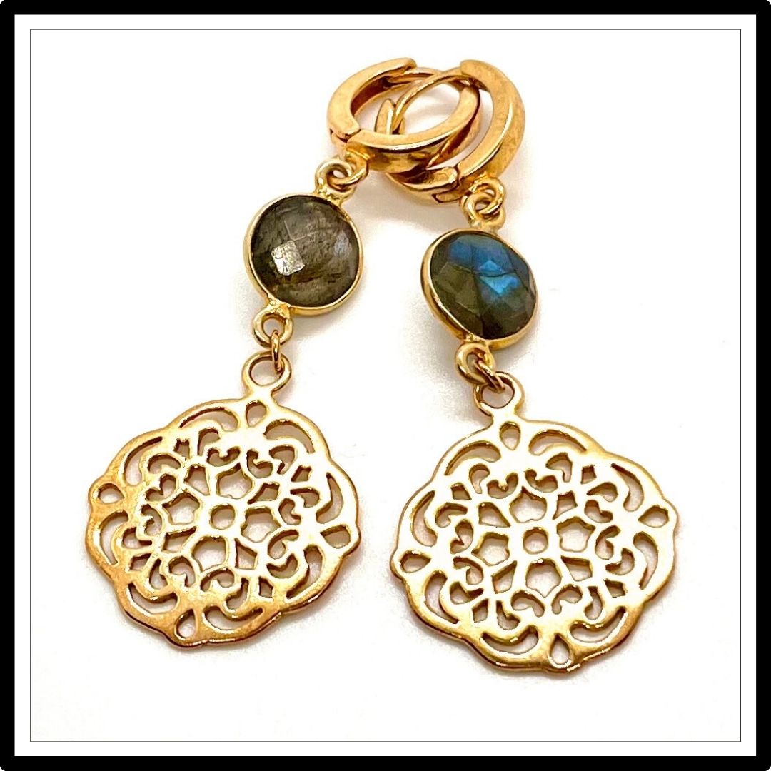 Złote kolczyki z labradorytem - widok z góry