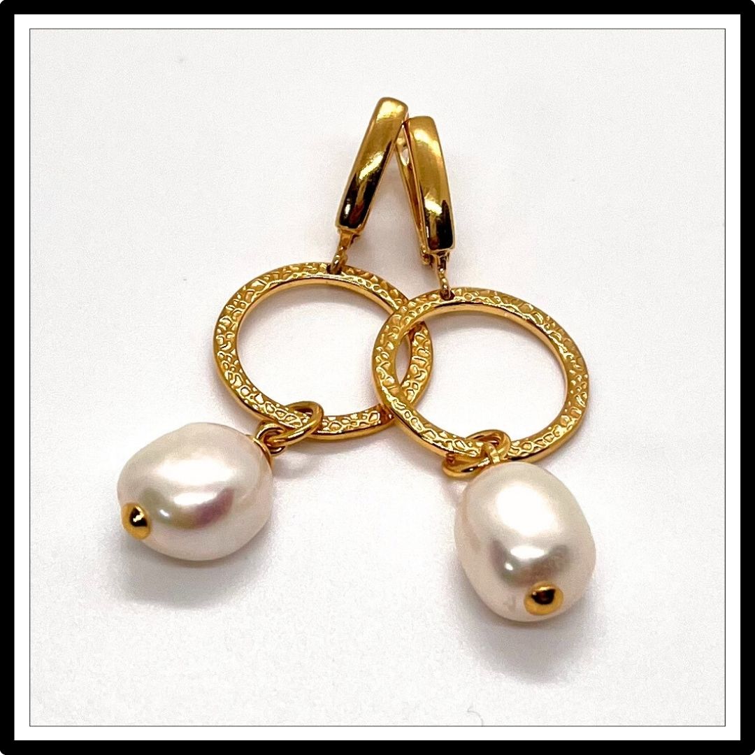 Złote kolczyki z perłami naturalnymi