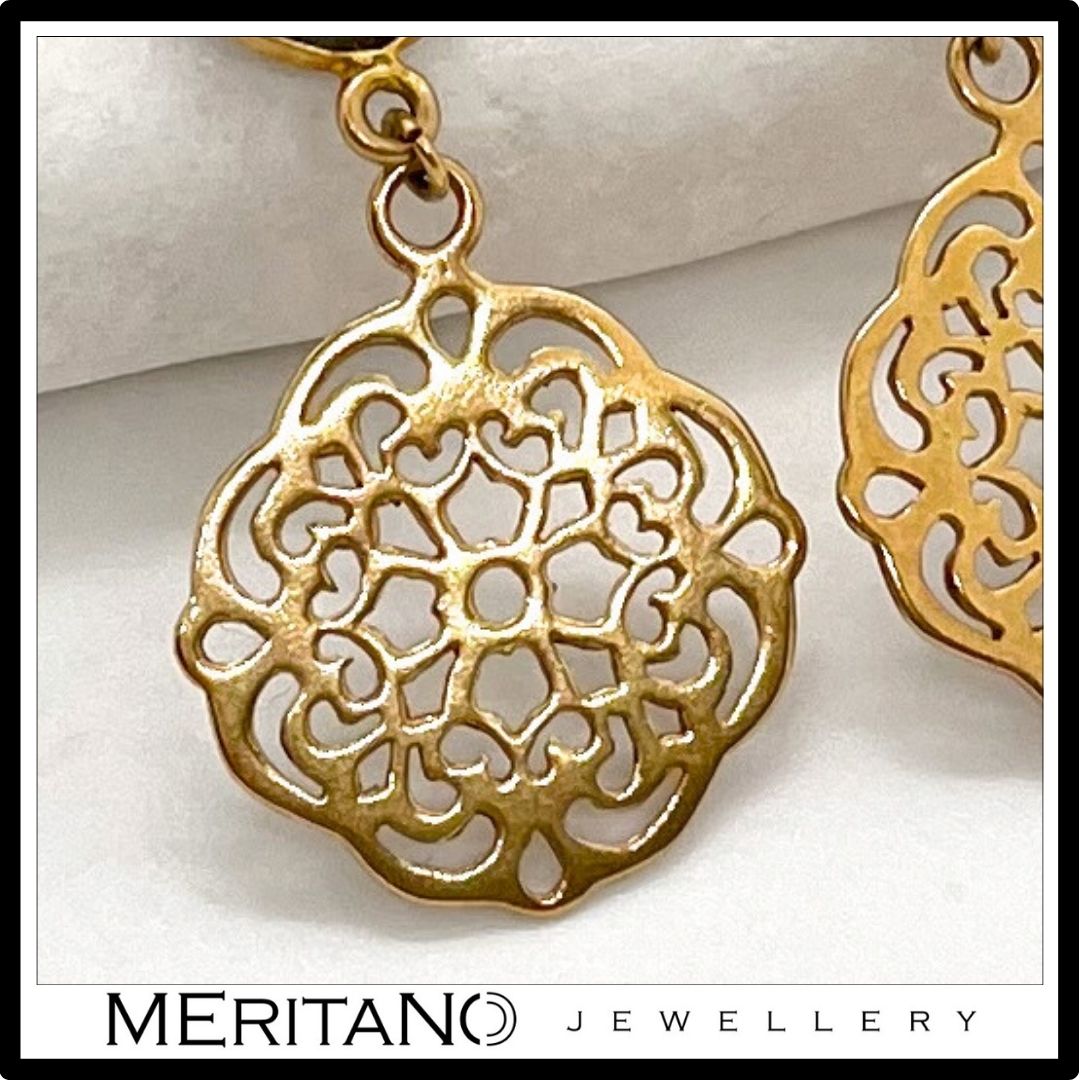 złote wiszące kolczyki z labradorytem - zbliżenie na detale