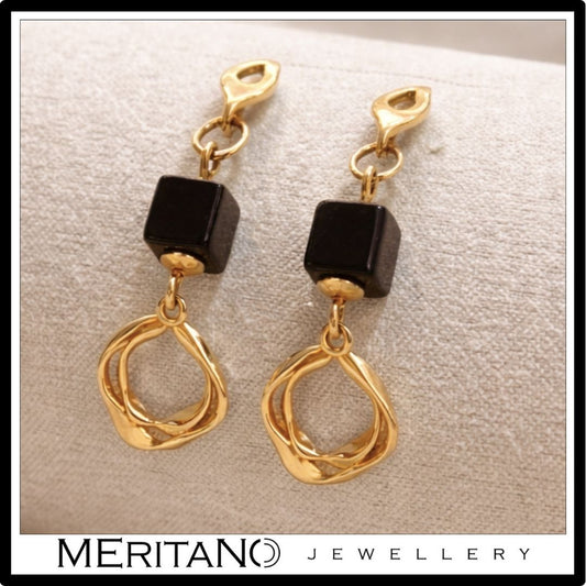 złote wiszące kolczyki z onyksem - widok z przodu złote wiszące kolczyki z onyksem - widok z przodu