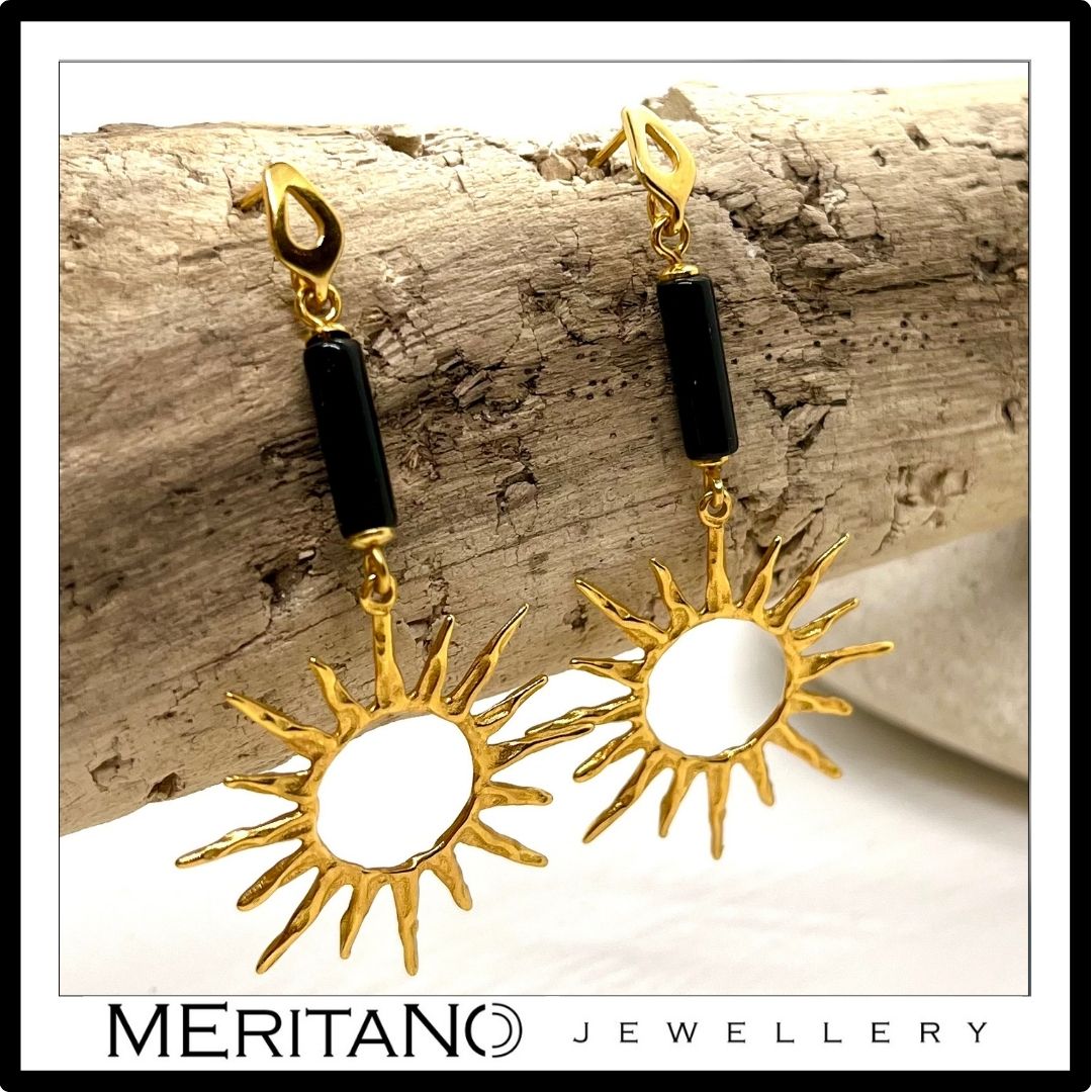 złote wiszące kolczyki słońca z onyksem