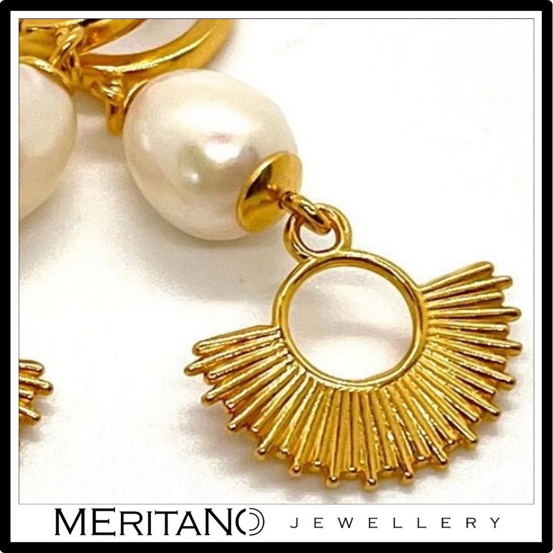 złote wiszące kolczyki z perłami