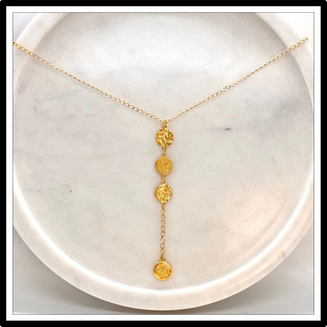 Złoty naszyjnik krawatka z zawieszkami - widok z przodu