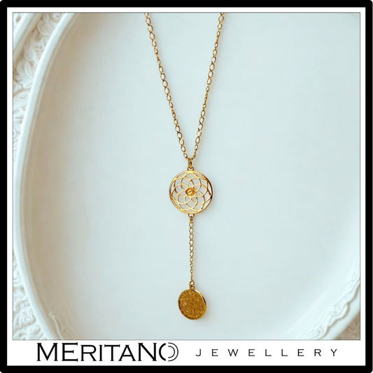 Złoty łańcuszek krawatka z zawieszką i monetą - widok z przodu na białym tle Złoty łańcuszek krawatka z zawieszką i monetą - widok z przodu na białym tle