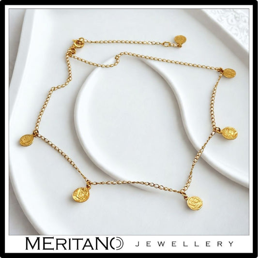 Złoty łańcuszek z monetami - widok z góry Złoty łańcuszek z monetami - widok z góry