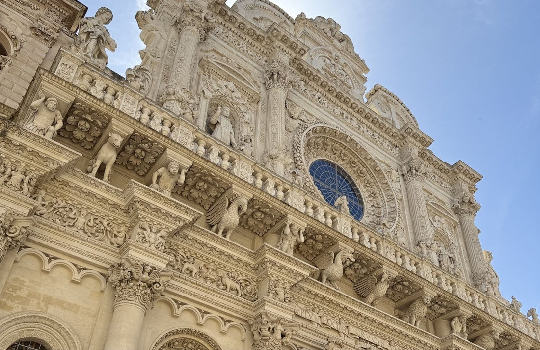 Fasada Basilica di Santa Croce w Lecce z charakterystycznymi barokowymi zdobieniami