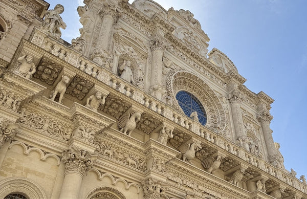 Fasada Basilica di Santa Croce w Lecce z charakterystycznymi barokowymi zdobieniami