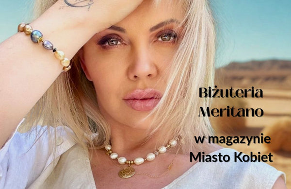 Kobieta na tle pustyni w lnianej sukience i naszyjniku z pereł