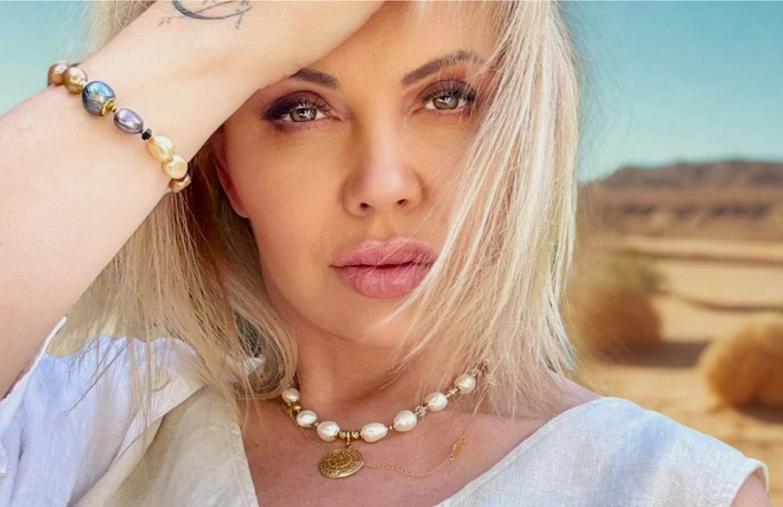 Kobieta na tle pustyni w lnianej sukience i naszyjniku z pereł