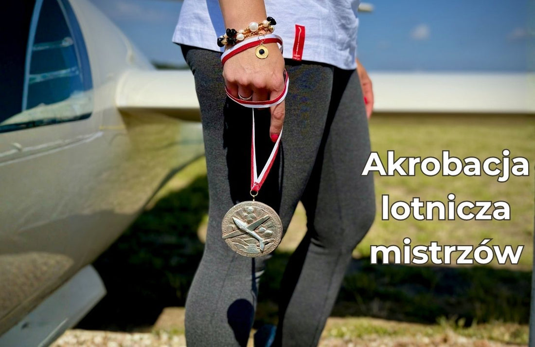 Fragment sylwetki Agaty Porębskiej, która trzyma w ręce medal szybowcowy
