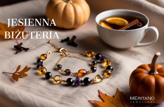 Jesienna biżuteria. Na stole dynia, filiżanka z herbatą i bransoletka z naszyjnikiem.