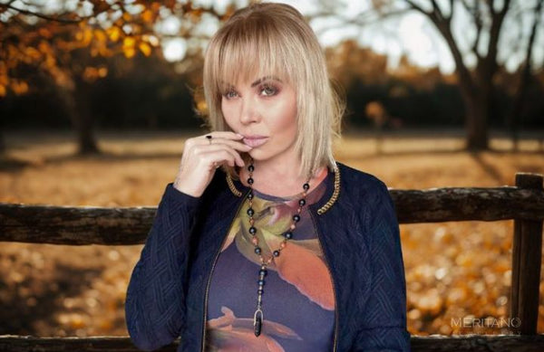 Jesienna biżuteria z kolekcji Piaski Sahary – naszyjnik z kamieni naturalnych i pozłacanymi detalami.