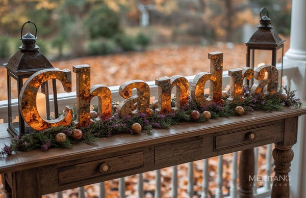 Napis chandra z kamieni naturalnych na drewnianej konsoli, jesienny klimat