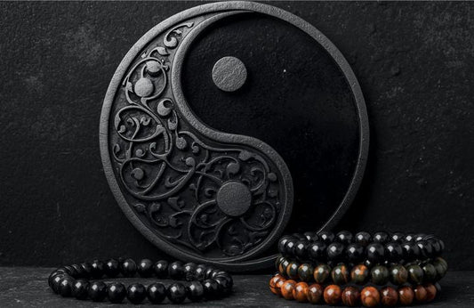 Męskie bransoletki z kamieni naturalnych z kolekcji In Between na tle symbolu kontrastu i równowagi