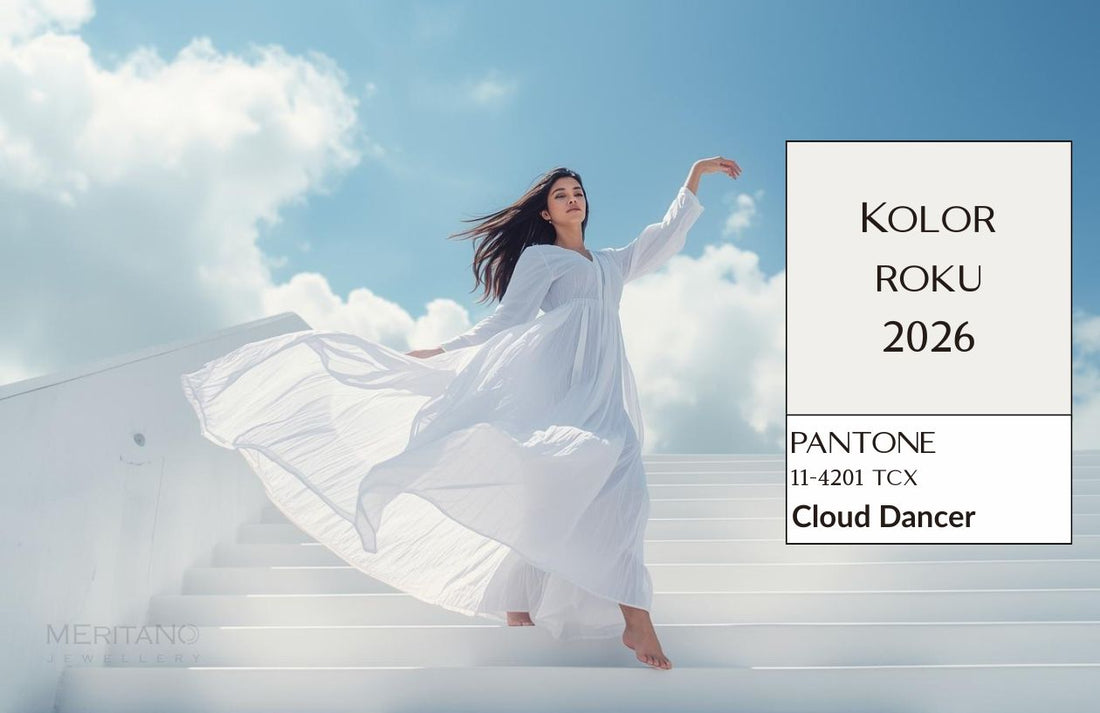 Modelka w białej, lekkiej sukni na tle nieba, inspirowana Pantone Cloud Dancer – kolor roku 2026.