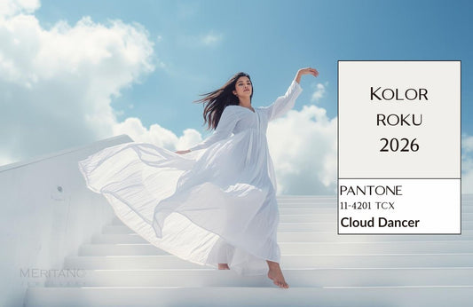 Modelka w białej, lekkiej sukni na tle nieba, inspirowana Pantone Cloud Dancer – kolor roku 2026.
