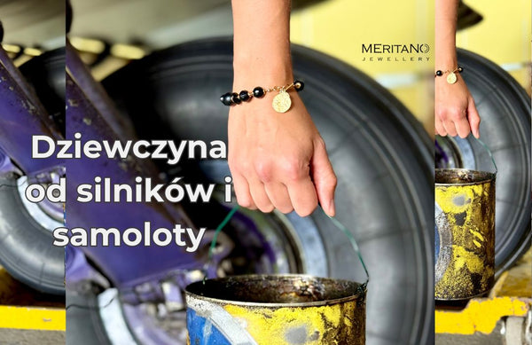 Ręka z bransoletką na nadgarstku trzymająca puszkę z olejem