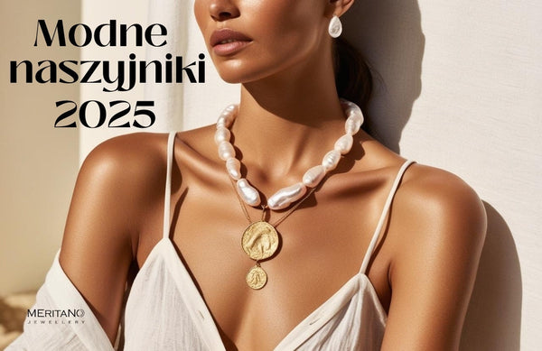 Modne naszyjniki z pereł 2025 – letnia stylizacja z naturalnymi perłami i złotą zawieszką na opalonej skórze