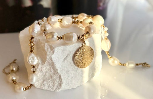 Naszyjnik z pereł – nowoczesna forma z monetą, perły o zróżnicowanych kształtach i proporcjach w eleganckiej biżuterii - kolekcja Meritano Jewellery