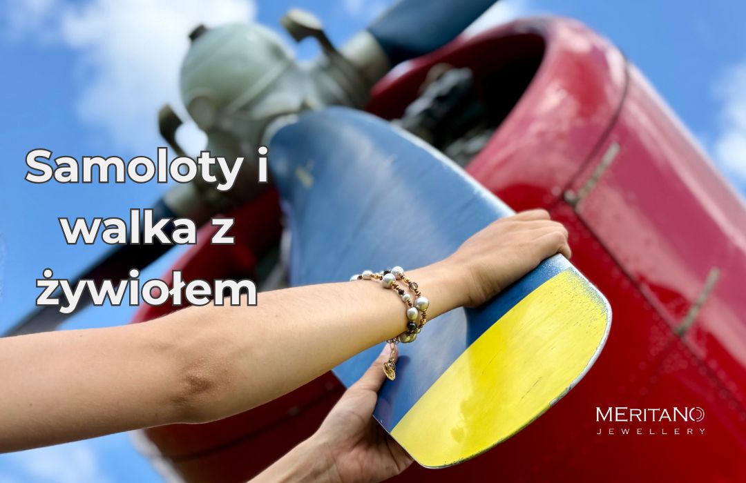Kobieca ręka z bransoletką z pereł przy śmigle samolotu AN-2